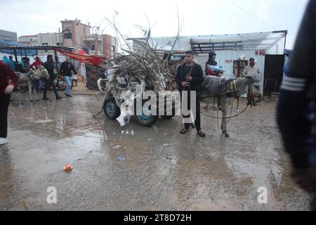 Khan Younis, Palestine. 19 novembre 2023. Des personnes déplacées sont vues dans un abri temporaire dans la ville de Khan Younis, dans le sud de la bande de Gaza, le 19 novembre 2023. Selon l’Office de secours et de travaux des Nations Unies pour les réfugiés de Palestine dans le proche-Orient (UNRWA), près de 1,5 millions de personnes ont été déplacées dans la bande de Gaza depuis octobre 7, lorsque le Hamas a mené une attaque surprise contre le sud d’Israël. Photo de Ramez Habboub/ABACAPRESS.COM crédit : Abaca Press/Alamy Live News Banque D'Images