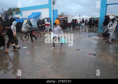 Khan Younis, Palestine. 19 novembre 2023. Des personnes déplacées sont vues dans un abri temporaire dans la ville de Khan Younis, dans le sud de la bande de Gaza, le 19 novembre 2023. Selon l’Office de secours et de travaux des Nations Unies pour les réfugiés de Palestine dans le proche-Orient (UNRWA), près de 1,5 millions de personnes ont été déplacées dans la bande de Gaza depuis octobre 7, lorsque le Hamas a mené une attaque surprise contre le sud d’Israël. Photo de Ramez Habboub/ABACAPRESS.COM crédit : Abaca Press/Alamy Live News Banque D'Images