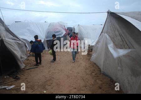 Khan Younis, Palestine. 19 novembre 2023. Des personnes déplacées sont vues dans un abri temporaire dans la ville de Khan Younis, dans le sud de la bande de Gaza, le 19 novembre 2023. Selon l’Office de secours et de travaux des Nations Unies pour les réfugiés de Palestine dans le proche-Orient (UNRWA), près de 1,5 millions de personnes ont été déplacées dans la bande de Gaza depuis octobre 7, lorsque le Hamas a mené une attaque surprise contre le sud d’Israël. Photo de Ramez Habboub/ABACAPRESS.COM crédit : Abaca Press/Alamy Live News Banque D'Images