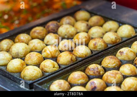 Gros plan de Takoyaki, boules de poulpe sur Hot Pan Banque D'Images