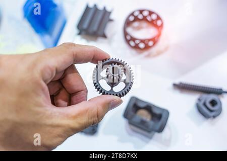main avec l'objet d'engrenage en métal imprimé sur l'imprimante 3d gros plan Banque D'Images