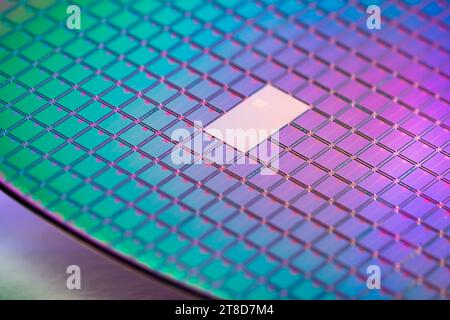 Disque semi-conducteur coloré en silicium Banque D'Images