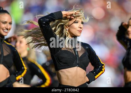 Landover, MD, États-Unis. 19 novembre 2023. Washington Commanders Cheerleader regarde pendant le match de la NFL entre les Washington Commanders et les Giants de New York à Landover, Maryland. Reggie Hildred/CSM/Alamy Live News Banque D'Images