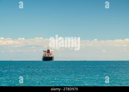 Pétrolier chimique ancré dans la mer Méditerranée par une journée claire et ensoleillée Banque D'Images