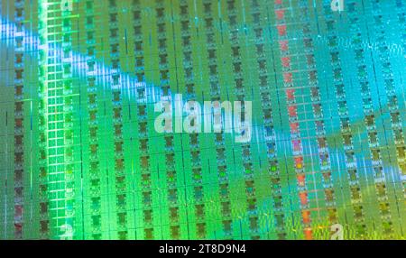 Macro de semi-conducteur de tranche de silicium avec la couleur de néon, circuits intégrés pour fabriquer CPU et GPU Banque D'Images