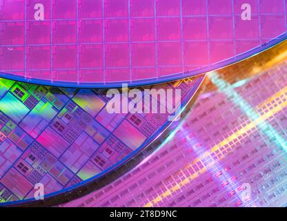 Macro de semi-conducteur de tranche de silicium avec la couleur de néon, circuits intégrés pour fabriquer CPU et GPU Banque D'Images