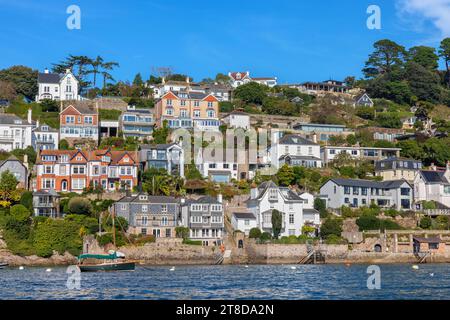 Maisons sur une colline au-dessus de la rivière Dart. Kingswear, Devon, Angleterre, Royaume-Uni Banque D'Images