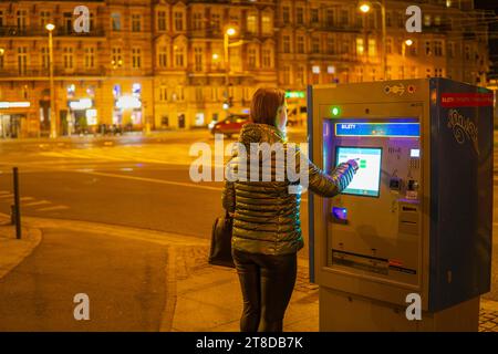 Wroclaw, Pologne - 10 novembre 2023 : Femme achetant un billet de bus à la billetterie mpk Banque D'Images