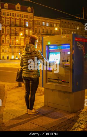 Wroclaw, Pologne - 10 novembre 2023 : Femme achetant un billet de bus à la billetterie mpk Banque D'Images