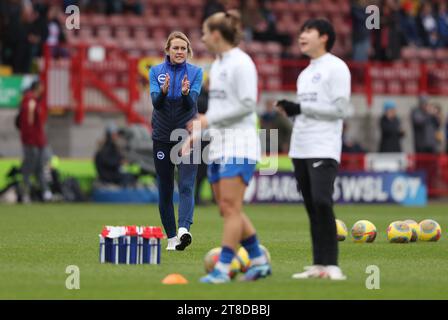 Crawley, Royaume-Uni. 19 novembre 2023. Melissa Phillips supervise l'échauffement de ses joueuses avant le match de Barclays Women's Super League entre Brighton & Hove Albion et Arsenal au Broadfield Stadium de Crawley. Crédit : James Boardman/Alamy Live News Banque D'Images