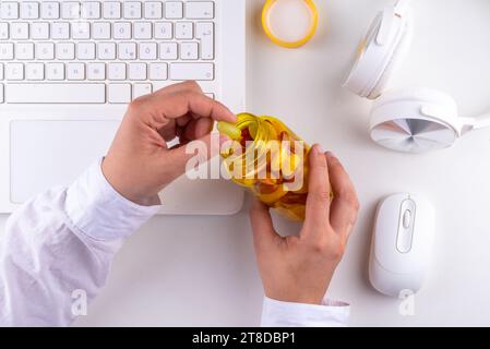 Vitamines Gummy et supplément pour adultes. La femme mange des micro-éléments de bonbons multivitaminés de gelée sucrée à partir de bouteilles de pilules transparentes, de médicaments modernes et Banque D'Images