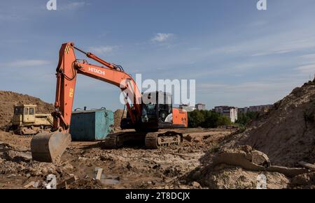 Minsk, Biélorussie, 20 novembre 2023 - excavatrice sur chenilles Hitachi sur le chantier Banque D'Images