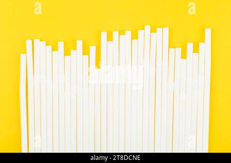 Pailles blanches sur fond de couleur jaune. Banque D'Images