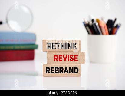 Branding ou brand building dans la gestion des affaires et le marketing. Le message repenser, réviser et changer de marque sur des blocs de bois sur un bureau. Banque D'Images