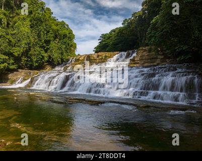 Cascades avec beau ruisseau d'eau. Chutes de Tinuy-an à Bislig, Surigao del sur. Philippines. Banque D'Images