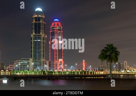 Doha, Qatar - 18 novembre 2023 : magnifique Skyline de Pearl Qatar. Porto Arabia Banque D'Images
