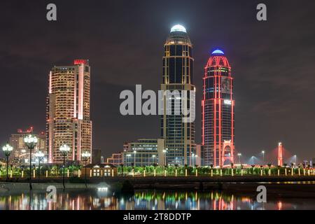 Doha, Qatar - 18 novembre 2023 : magnifique Skyline de Pearl Qatar. Porto Arabia Banque D'Images