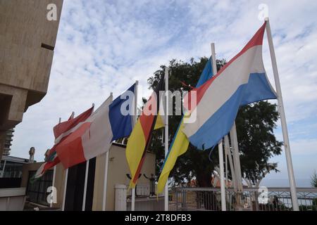 20 juin 2023 Netanya Israel Hotel Residence flags pays Banque D'Images