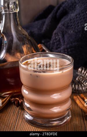 Cocktails automnaux au sirop d'érable. Alcool fort boozy, boissons mocktail non alcoolisées avec cidre de pomme, liqueur et épices, sur fond en bois foncé copie Banque D'Images