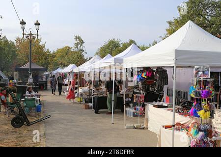 Stands de souvenirs, Parcul Unirii (Union Park), Piața Unirii (Union Square), Centre civique, Centre historique, Bucarest, Roumanie, Europe Banque D'Images