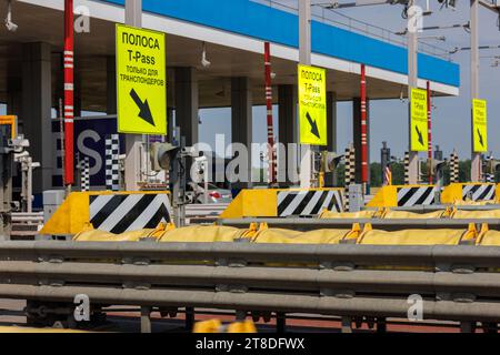 poste de contrôle de la route à péage au beau jour Banque D'Images