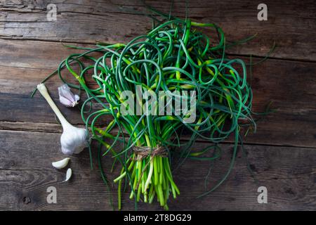 Flèches à l'ail. Un bouquet de verts sur la table. Alimentation en vitamines saine végétale. Tiges vertes de tiges plantules pour la salade et le ragoût. Herbes fraîches végétariennes, cuisine chinoise. Banque D'Images