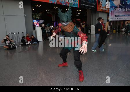 New York, États-Unis. 19 novembre 2023. Le cosplayer Gabriel de Washington est habillé comme un personnage de My Hero Academia pour l'Anime NYC 2023 au Jacob Javits Center le 19 octobre 2023 à New York. (Photo : Gordon Donovan) (photo : Gordon Donovan/NurPhoto) crédit : NurPhoto SRL/Alamy Live News Banque D'Images