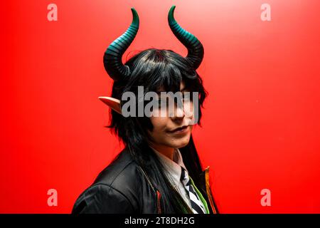 New York, États-Unis. 19 novembre 2023. Cosplayer Toby de Brooklyn est habillé comme un personnage de Twisted Wonderland pour l'Anime NYC 2023 au Jacob Javits Center le 19 octobre 2023 à New York. (Photo : Gordon Donovan) (photo : Gordon Donovan/NurPhoto) crédit : NurPhoto SRL/Alamy Live News Banque D'Images