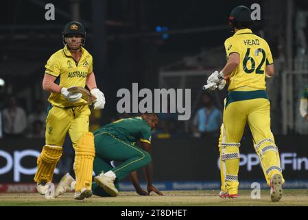 Non exclusif : 16 octobre 2023, Kolkata, Inde : Mitchell Starc, australien, célèbre lors du match de demi-finale entre l'Australie et l'Afrique du Sud Banque D'Images