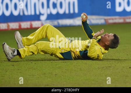 Non exclusif : 16 octobre 2023, Kolkata, Inde : Mitchell Starc, australien, célèbre lors du match de demi-finale entre l'Australie et l'Afrique du Sud Banque D'Images