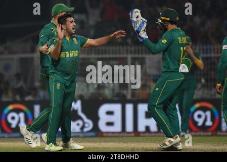 Non exclusif : 16 octobre 2023, Kolkata, Inde : Mitchell Starc, australien, célèbre lors du match de demi-finale entre l'Australie et l'Afrique du Sud Banque D'Images