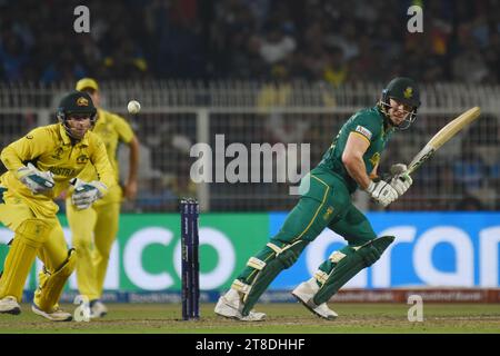 Non exclusif : 16 octobre 2023, Kolkata, Inde : Mitchell Starc, australien, célèbre lors du match de demi-finale entre l'Australie et l'Afrique du Sud Banque D'Images