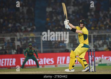 Non exclusif : 16 octobre 2023, Kolkata, Inde : Mitchell Starc, australien, célèbre lors du match de demi-finale entre l'Australie et l'Afrique du Sud Banque D'Images