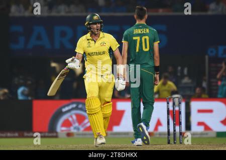 Non exclusif : 16 octobre 2023, Kolkata, Inde : Mitchell Starc, australien, célèbre lors du match de demi-finale entre l'Australie et l'Afrique du Sud Banque D'Images