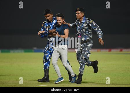 Non exclusif : 16 octobre 2023, Kolkata, Inde : Mitchell Starc, australien, célèbre lors du match de demi-finale entre l'Australie et l'Afrique du Sud Banque D'Images