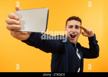 Positif jeune gars prenant selfie sur smartphone Banque D'Images