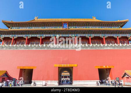 Personnes entrant dans la porte Méridionale dans la Cité interdite à Pékin, Chine Banque D'Images