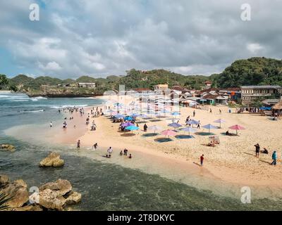 Vue sur le paysage de Drini Beach, Gunung Kidul, Yogyakarta, Indonésie Banque D'Images