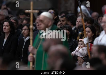 Cité du Vatican, Vatican, 19 novembre 2023. Le Pape François préside une messe pour les pauvres à l'occasion de la VII Journée mondiale des pauvres à Saint Basilique Pierre au Vatican. Maria Grazia Picciarella/Alamy Live News Banque D'Images