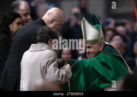 Cité du Vatican, Vatican, 19 novembre 2023. Le Pape François préside une messe pour les pauvres à l'occasion de la VII Journée mondiale des pauvres à Saint Basilique Pierre au Vatican. Maria Grazia Picciarella/Alamy Live News Banque D'Images