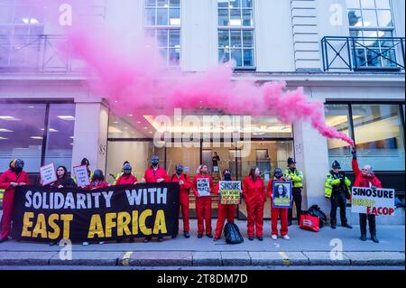 Londres, Royaume-Uni. 20 novembre 2023. Manifestation devant Sinosure, l'agence chinoise de crédit à l'exportation, pour lui demander d'exclure l'assurance de l'oléoduc d'Afrique de l'est (EACOP). Il s’agit d’une action de solidarité avec les groupes climatiques du monde entier mais surtout en Ouganda et en Tanzanie. Il y a déjà eu 27 banques et 23 assureurs qui ont exclu le financement du pipeline. Crédit : Guy Bell/Alamy Live News Banque D'Images