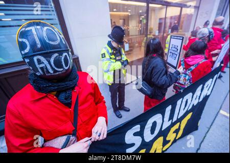 Londres, Royaume-Uni. 20 novembre 2023. Manifestation devant Sinosure, l'agence chinoise de crédit à l'exportation, pour lui demander d'exclure l'assurance de l'oléoduc d'Afrique de l'est (EACOP). Il s’agit d’une action de solidarité avec les groupes climatiques du monde entier mais surtout en Ouganda et en Tanzanie. Il y a déjà eu 27 banques et 23 assureurs qui ont exclu le financement du pipeline. Crédit : Guy Bell/Alamy Live News Banque D'Images