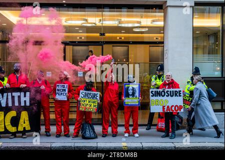 Londres, Royaume-Uni. 20 novembre 2023. Manifestation devant Sinosure, l'agence chinoise de crédit à l'exportation, pour lui demander d'exclure l'assurance de l'oléoduc d'Afrique de l'est (EACOP). Il s’agit d’une action de solidarité avec les groupes climatiques du monde entier mais surtout en Ouganda et en Tanzanie. Il y a déjà eu 27 banques et 23 assureurs qui ont exclu le financement du pipeline. Crédit : Guy Bell/Alamy Live News Banque D'Images