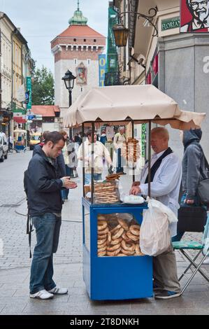Stalle de bretzel sur Florianska rue à Cracovie, Pologne Banque D'Images