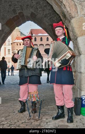 Musiciens de rue dans la région de Cracovie costumes à Florianska Gate à Cracovie, Pologne Banque D'Images