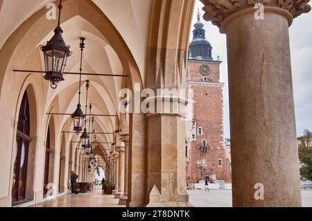 Tour de l'hôtel de ville vue de l'arcade à Cloth Hall sur la place principale du marché à Cracovie, Pologne Banque D'Images