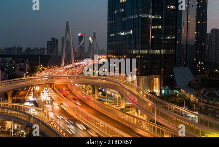Une vue aérienne de nuit d'un groupe de grands bâtiments le long de la rivière Han à Wuhan, en Chine. Banque D'Images