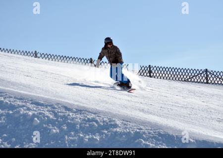 KAPRUN, AUTRICHE - 5 MARS 2012 : snowboarder non identifié qui descend la pente dans les Alpes autrichiennes, à Kitzsteinhorn Banque D'Images