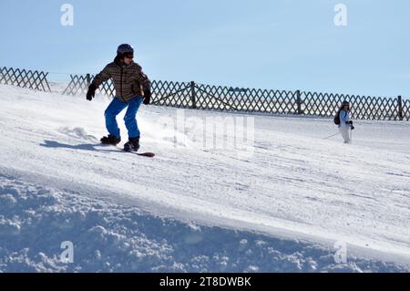 KAPRUN, AUTRICHE - 5 MARS 2012 : snowboarder non identifié qui descend la pente dans les Alpes autrichiennes, à Kitzsteinhorn Banque D'Images