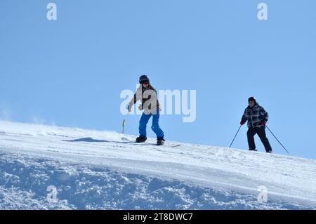 KAPRUN, AUTRICHE - 5 MARS 2012 : snowboarder non identifié qui descend la pente dans les Alpes autrichiennes, à Kitzsteinhorn Banque D'Images